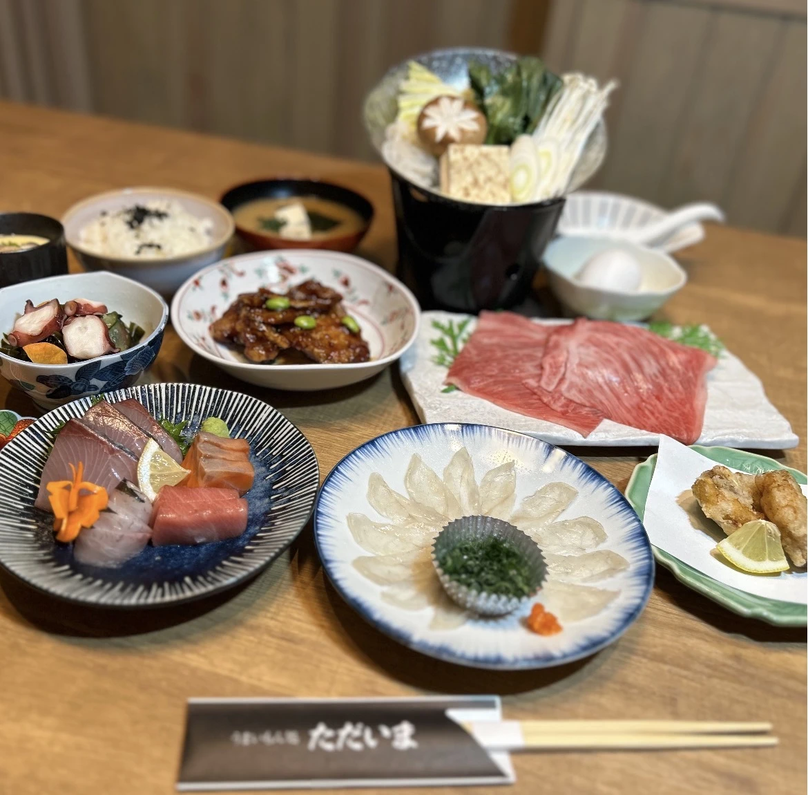 刺身や肉料理、揚げ物などを並べたお食事