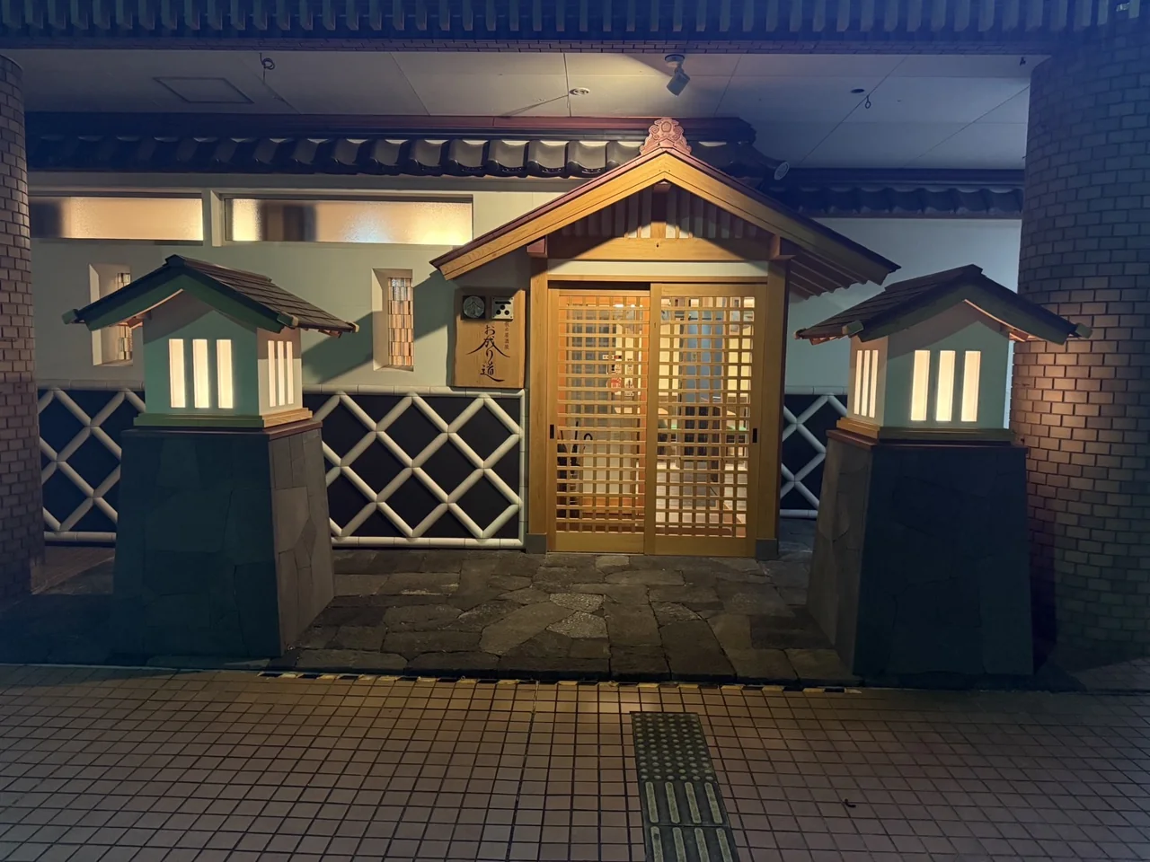灯りのともる、お成り道店の入口